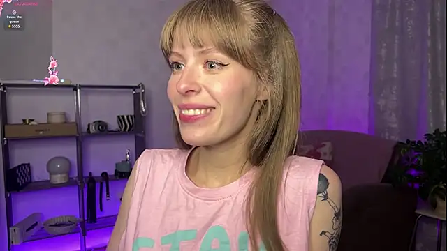 Snapshot of RosaMoore chatting on 18, 4, 2026 RosaMoore online show from 18, 4, 2026