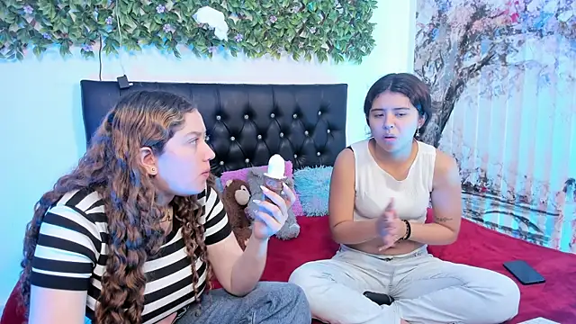 Snapshot of valeria_and_zoe chatting on 1, 5, 2026 valeria and zoe online show from 1, 5, 2026