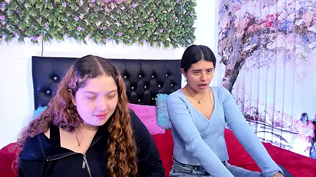 Snapshot of valeria_and_zoe chatting on 19, 5, 2026 valeria and zoe online show from 19, 5, 2026
