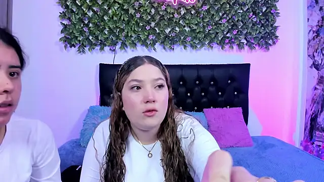 Snapshot of valeria_and_zoe chatting on 29, 5, 2026 valeria and zoe online show from 29, 5, 2026