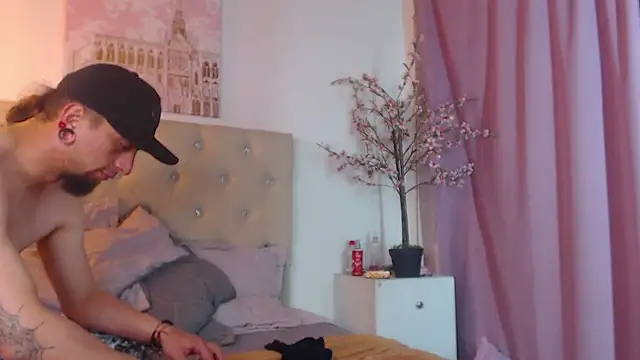 Snapshot of Rommen_N_Zoe chatting on 8, 5, 2026 Rommen N Zoe online show from 8, 5, 2026