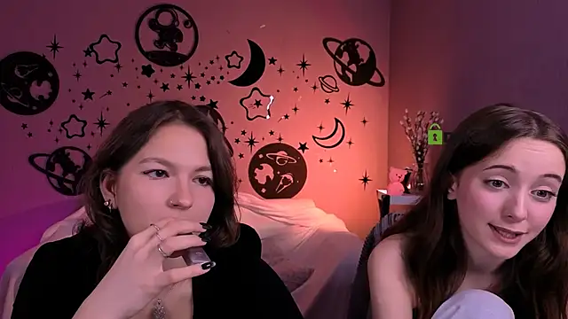 Snapshot of chloe_ley chatting on 8, 4, 2026 chloe ley online show from 8, 4, 2026