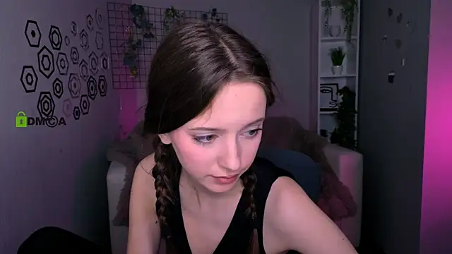 Snapshot of chloe_ley chatting on 10, 4, 2026 chloe ley online show from 10, 4, 2026