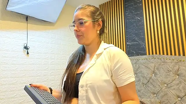 Snapshot of ElisVega chatting on 8, 3, 2026 ElisVega online show from 8, 3, 2026