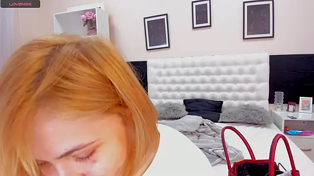 Snapshot of DellaRows chatting on 15, 4, 2026 DellaRows online show from 15, 4, 2026