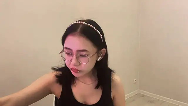 Snapshot of SolvedGlobe chatting on 4, 5, 2026 SolvedGlobe online show from 4, 5, 2026