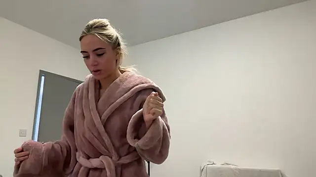 Snapshot of Naughtyblondex chatting on 2, 4, 2026 Naughtyblondex online show from 2, 4, 2026