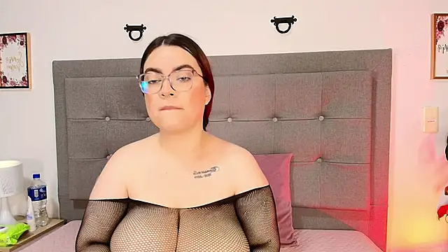 Snapshot of Kiara_noirr chatting on 4, 4, 2026 Kiara noirr online show from 4, 4, 2026