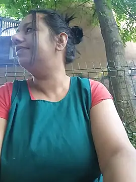 Snapshot of roxana_e43 chatting on 7, 7, 2026 roxana e43 online show from 7, 7, 2026