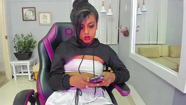Nahomy Collins  online show from 19, 5, 2026