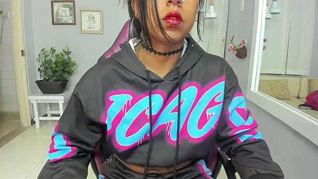 Nahomy Collins  online show from 21, 5, 2026