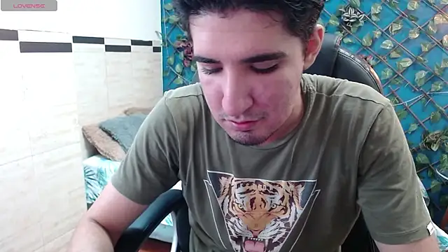 Snapshot of Roccoallegeri chatting on 13, 4, 2026 Roccoallegeri online show from 13, 4, 2026