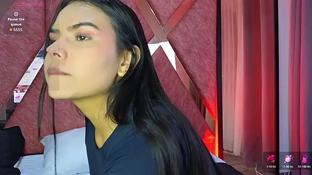 Snapshot of Emma_Revees chatting on 2, 4, 2026 Emma Revees online show from 2, 4, 2026