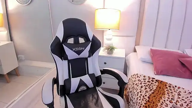 EllaEvanzz online show from 7, 3, 2026