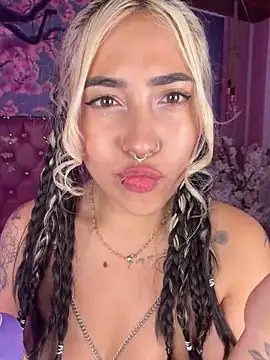 Snapshot of ManuelaVeeleez chatting on 28, 6, 2026 ManuelaVeeleez online show from 28, 6, 2026