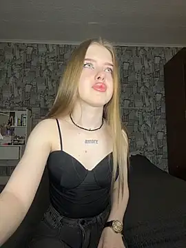 Snapshot of KayShaw chatting on 4, 4, 2026 KayShaw online show from 4, 4, 2026