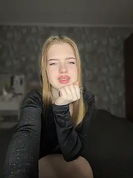 Snapshot of KayShaw chatting on 10, 4, 2026 KayShaw online show from 10, 4, 2026