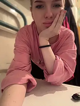 Snapshot of KayShaw chatting on 16, 4, 2026 KayShaw online show from 16, 4, 2026