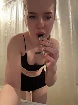 Snapshot of KayShaw chatting on 20, 4, 2026 KayShaw online show from 20, 4, 2026