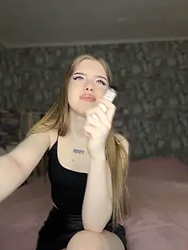 Snapshot of KayShaw chatting on 24, 4, 2026 KayShaw online show from 24, 4, 2026