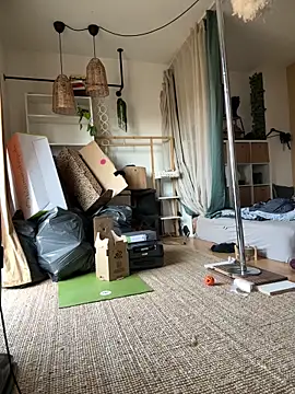 Snapshot of SkinnyLilly chatting on 11, 4, 2026 SkinnyLilly online show from 11, 4, 2026