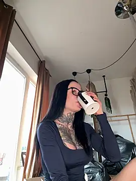 Snapshot of SkinnyLilly chatting on 12, 4, 2026 SkinnyLilly online show from 12, 4, 2026