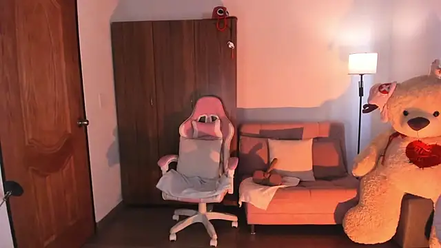 Snapshot of hi_kiittyy chatting on 5, 4, 2026 hi kiittyy online show from 5, 4, 2026