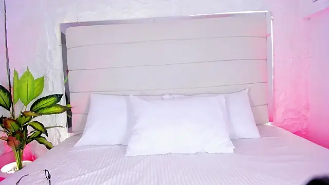 Snapshot of AitanaNoa chatting on 7, 4, 2026 AitanaNoa online show from 7, 4, 2026