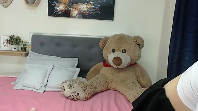 Snapshot of Celeste__London chatting on 5, 4, 2026 Celeste London online show from 5, 4, 2026