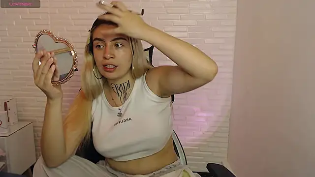 Snapshot of Tamaraa_velez chatting on 13, 3, 2026 Tamaraa velez online show from 13, 3, 2026