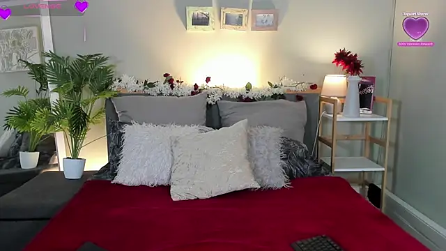 Snapshot of NaughtyTyra chatting on 22, 4, 2026 NaughtyTyra online show from 22, 4, 2026