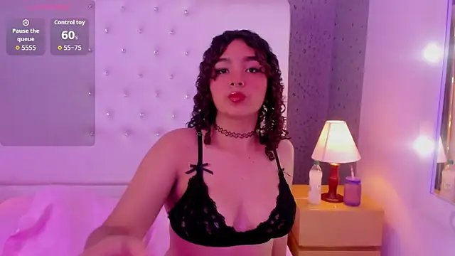 Snapshot of CoralineRed chatting on 29, 4, 2026 CoralineRed online show from 29, 4, 2026