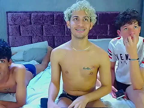 Snapshot of Wild_Squad chatting on 8, 4, 2026 Wild Squad online show from 8, 4, 2026