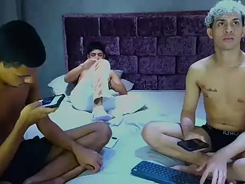 Snapshot of Wild_Squad chatting on 27, 4, 2026 Wild Squad online show from 27, 4, 2026