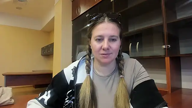 Snapshot of Nionelly chatting on 2, 4, 2026 Nionelly online show from 2, 4, 2026