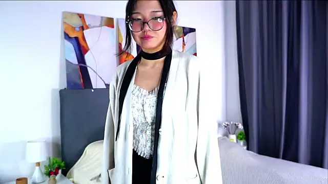 Snapshot of NelleMihalko chatting on 5, 4, 2026 NelleMihalko online show from 5, 4, 2026