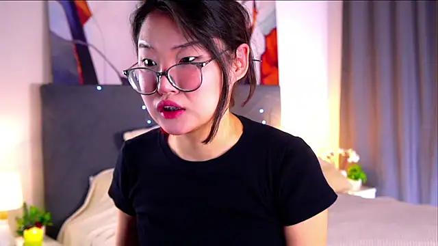 Snapshot of NelleMihalko chatting on 7, 4, 2026 NelleMihalko online show from 7, 4, 2026