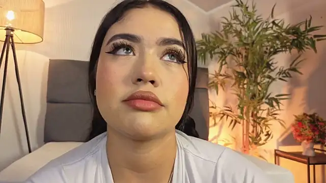 Snapshot of SweetiePie_3 chatting on 21, 4, 2026 SweetiePie 3 online show from 21, 4, 2026