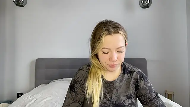 Snapshot of alyrasun chatting on 6, 4, 2026 alyrasun online show from 6, 4, 2026