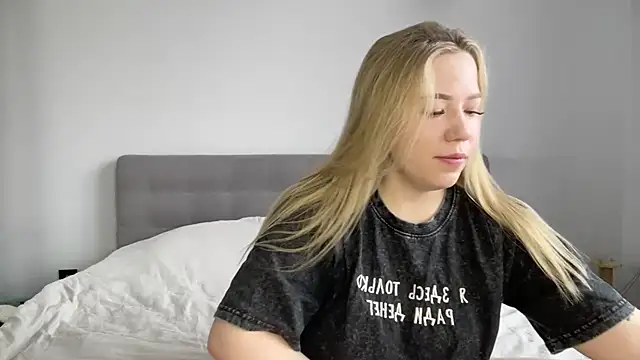 Snapshot of alyrasun chatting on 19, 4, 2026 alyrasun online show from 19, 4, 2026