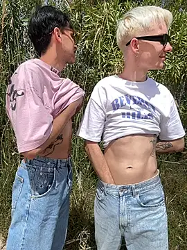 Snapshot of AlphaTwinks chatting on 7, 4, 2026 AlphaTwinks online show from 7, 4, 2026