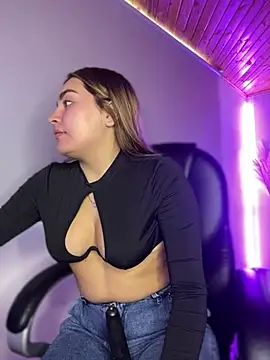 Snapshot of Issa_pinkk chatting on 20, 4, 2026 Issa pinkk online show from 20, 4, 2026