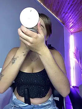 Snapshot of Issa_pinkk chatting on 21, 4, 2026 Issa pinkk online show from 21, 4, 2026