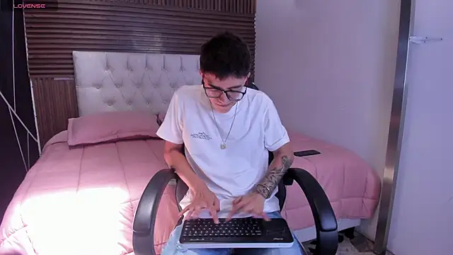 Snapshot of TylerCross_ chatting on 15, 3, 2026 TylerCross online show from 15, 3, 2026