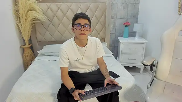 Snapshot of TylerCross_ chatting on 17, 3, 2026 TylerCross online show from 17, 3, 2026