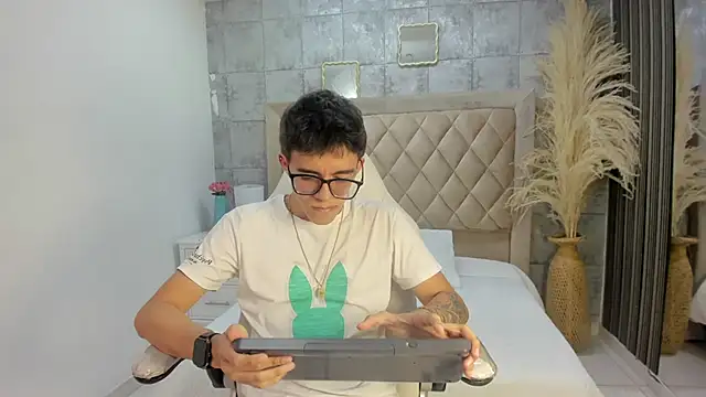 Snapshot of TylerCross_ chatting on 20, 3, 2026 TylerCross online show from 20, 3, 2026