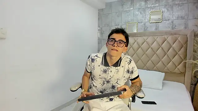 Snapshot of TylerCross_ chatting on 21, 3, 2026 TylerCross online show from 21, 3, 2026