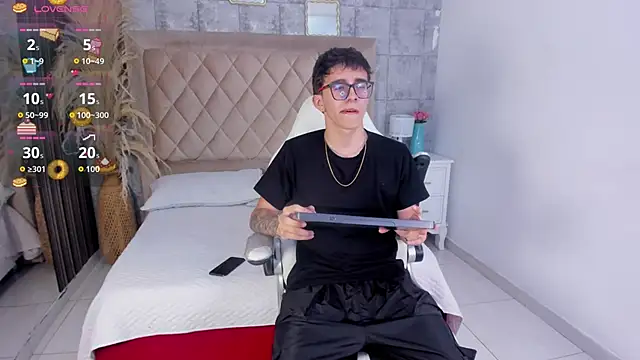 Snapshot of TylerCross_ chatting on 25, 3, 2026 TylerCross online show from 25, 3, 2026