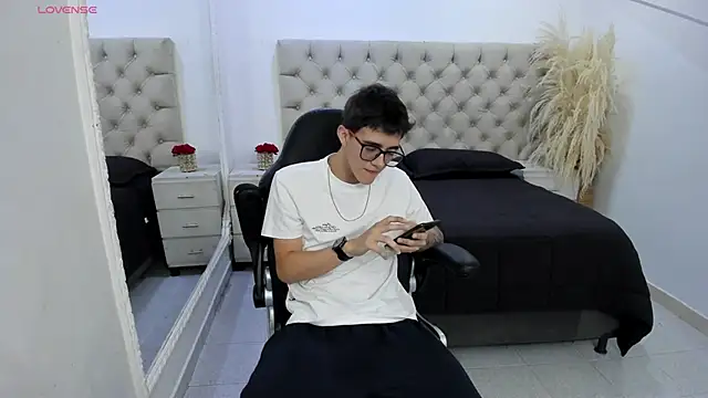 Snapshot of TylerCross_ chatting on 29, 3, 2026 TylerCross online show from 29, 3, 2026