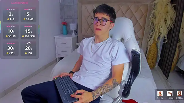 Snapshot of TylerCross_ chatting on 6, 4, 2026 TylerCross online show from 6, 4, 2026